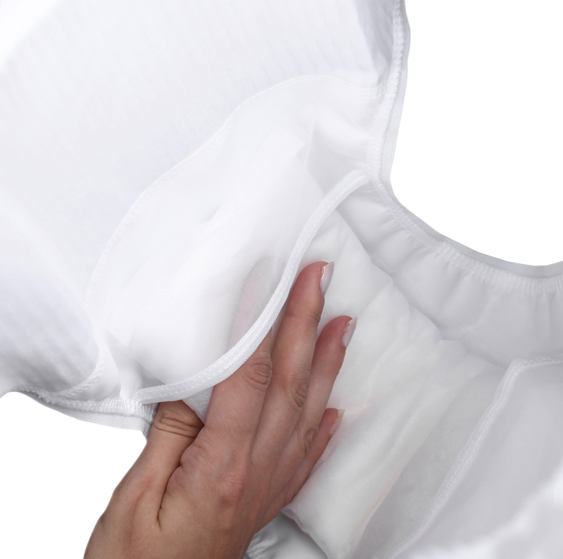 Suoja asetetaan p&auml;ist&auml;&auml;n kiinnitystaskuihin, jotka pit&auml;v&auml;t suojan paikallaan.